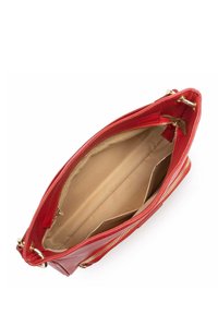 Borsa in pelle rossa con hardware dorato. Si apre su un interno foderato beige con due tasche e una chiusura a zip. Forma rettangolare compatta.