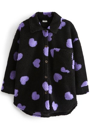 Czarna kurtka polarowa na guziki z dużymi fioletowymi wzorami serc, kołnierzem, długimi rękawami i jedną kieszenią na piersi.