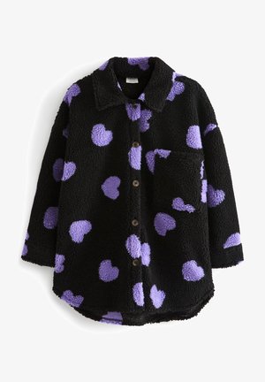 Veste noire en polaire à boutons avec grands motifs de cœurs violets, col, manches longues et une seule poche poitrine.