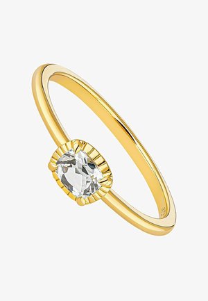 Anillo de oro con una piedra clara y facetada en forma redonda, engastada en un bisel estriado y acanalado. Banda suave y pulida con un diseño elegante.