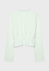 Weißes, langärmliges, kurzes Blusentop mit elastischem Bund und kleinen, runden Nieten entlang des hinteren Halsausschnitts.