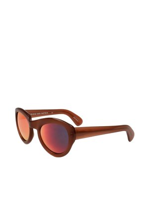 Occhiali da sole marroni lucidi a forma di occhio di gatto con lenti specchiate arancione-rosse e aste spesse visti da un leggero angolo laterale su sfondo bianco.