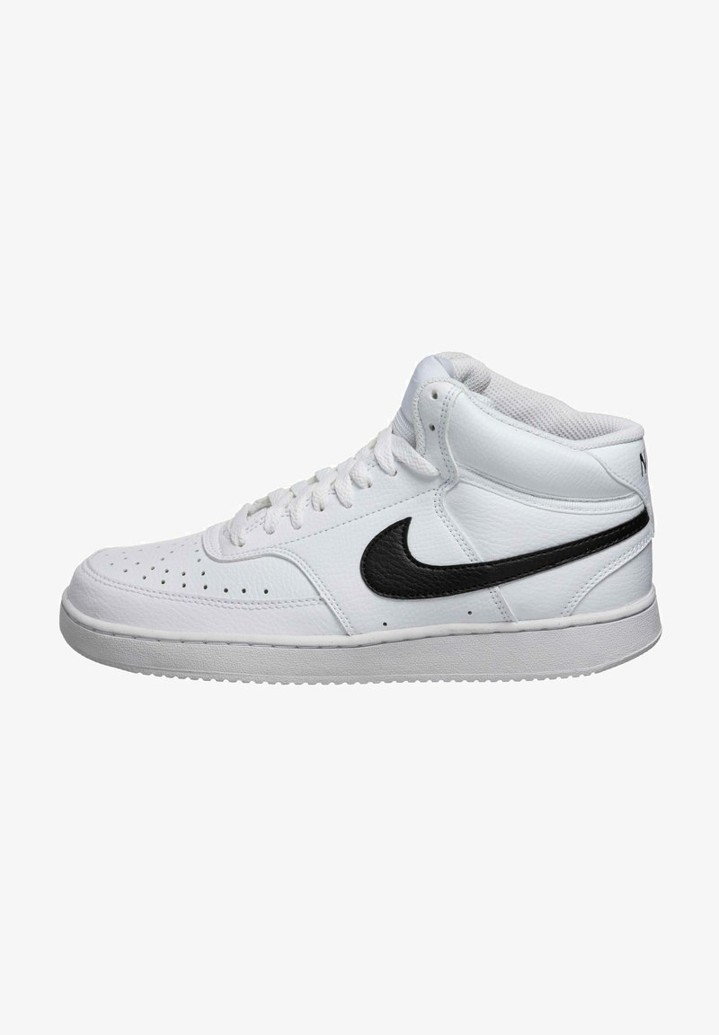 Baskets montantes blanches avec un bout perforé, en cuir texturé, logo swoosh noir, col rembourré et lacets blancs plats sur une semelle en caoutchouc.