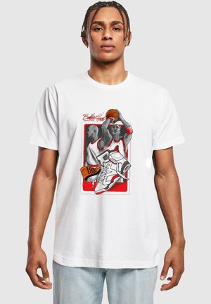 Hvid t-shirt med et grafisk design af to basketballspillere og en sneaker, med røde og grå accenter, samt teksten "Ballin' Hard".