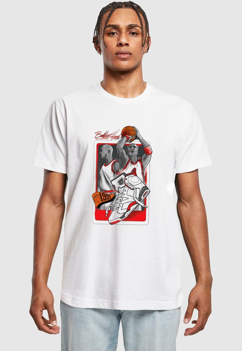 Hvid t-shirt med et grafisk design af to basketballspillere og en sneaker, med røde og grå accenter, samt teksten "Ballin' Hard".