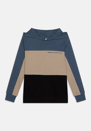 Hættetrøje med lange ærmer med blå øverste og ærmer, beige midtersektion, sort nederste del og teksten "EMBRACE GRATITUDE" på brystet.