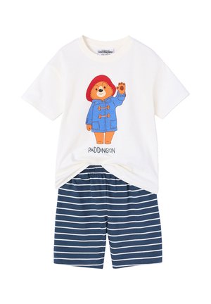 Weißes T-Shirt mit Paddington-Bär, der einen roten Hut und einen blauen Mantel trägt, kombiniert mit marineblauen und weiß gestreiften Shorts.