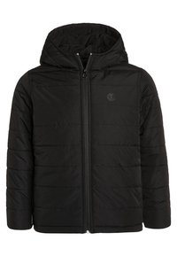 Sort puffervest med lynlåse foran, hætte design, quiltet tekstur og et emblem på venstre brystområde.