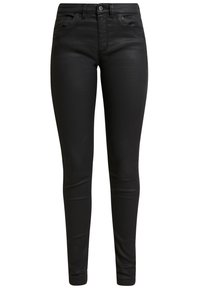 Pantalones negros de cintura alta ajustados, con botón y cremallera en la parte frontal, que cuentan con dos bolsillos laterales y una textura de tela suave y ligeramente brillante.