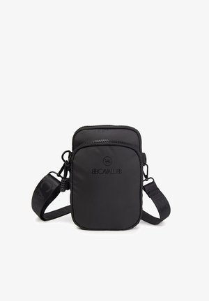 Borsa a tracolla nera in nylon con chiusura con zip, tracolla regolabile e logo impresso sul davanti. Texture liscia e design compatto.
