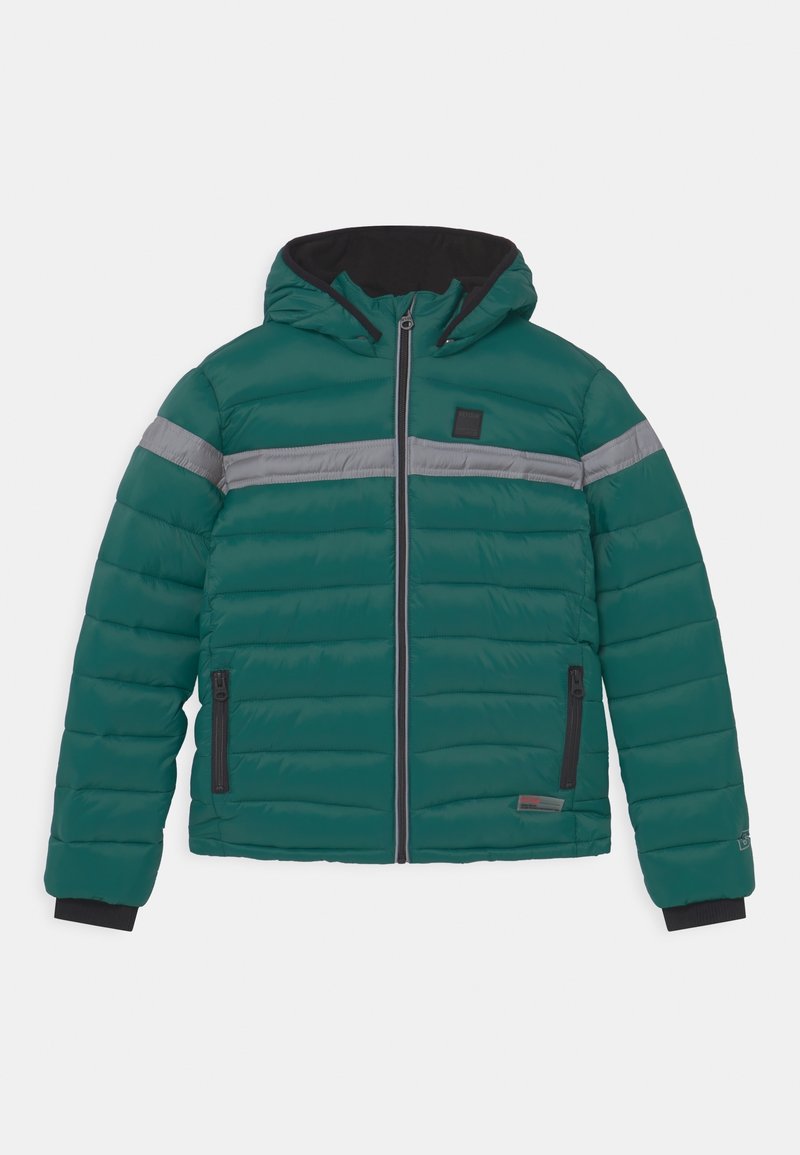 Veste doudoune verte avec capuche, comportant des rayures horizontales grises, des poches zippées et une fermeture éclair. Texture lisse et design matelassé.