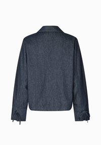 Jachetă din denim închis, cu guler, croială lejeră și manșete strânse cu detalii legate. Textură netedă, design simplu.