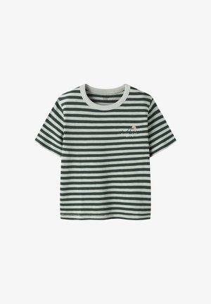 Kortærmet T-shirt med vandrette mørkegrønne og lysegrå striber samt et lille motiv af en bølge og sol på venstre bryst.