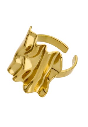 Złocony pierścionek regulowany o falistym, teksturowanym wzorze przypominającym płynącą tkaninę lub stopiony metal.