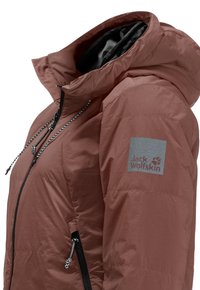 Hnědá zateplená bunda s kapucí, opatřená zipovým zapínáním vepředu, černým podšívkou a šedým logem na levém rukávu. Texturovaná látka.