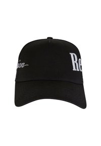Sort baseball cap med en buet skygge. Har hvid tekst "Reality" broderet på forsiden. Fremstillet af holdbart stof med en tekstureret overflade.