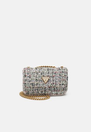Petit sac à bandoulière rectangulaire multicolore en tweed avec bandoulière chaîne dorée et logo Guess doré sur le devant.