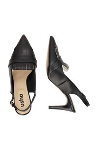 Czarne szpilki typu slingback z ostrym noskiem, teksturowaną górną opaską i metalowym akcentem. Smukły obcas w szpilkę i wyściółka z gąbki widoczne z góry.
