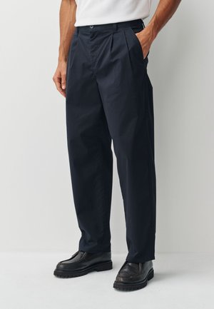 TWIN PLEAT WORKWEAR SUMMERWEIGHT  - Chinos tipa bikses - navy
