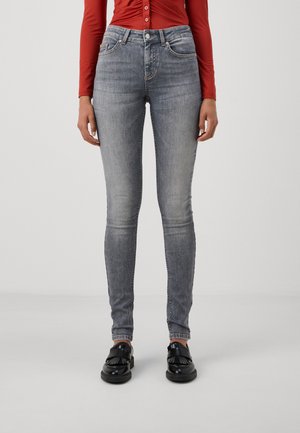 Sydde grå jeans med mid-rise liv, som har frontlommer, slitte detaljer og et klassisk fem-lomme design.