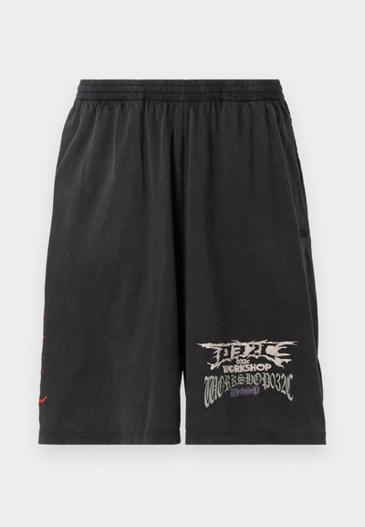 Melnas šortas no viegla auduma ar elastīgu jostasvietu, vienā pusē ar drosmīgām baltām un purpura krāsām izdrukātām grafiskām zīmēm.
