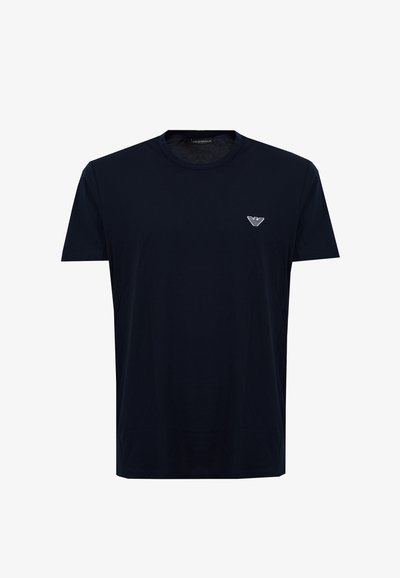 Μαύρο κοντομάνικο T-shirt με στρογγυλή λαιμόκοψη και μικρό λευκό λογότυπο Emporio Armani στην αριστερή πλευρά του στήθους.