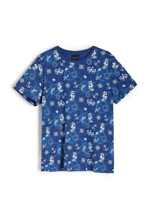 Niebieska bawełniana koszulka z nadrukiem w tematyce morskiej, przedstawiającym białe statki, kotwice i ośmiornice. Krótkie rękawy i okrągły dekolt.