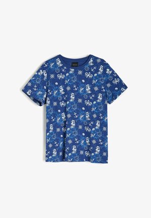 Niebieska bawełniana koszulka z nadrukiem w tematyce morskiej, przedstawiającym białe statki, kotwice i ośmiornice. Krótkie rękawy i okrągły dekolt.