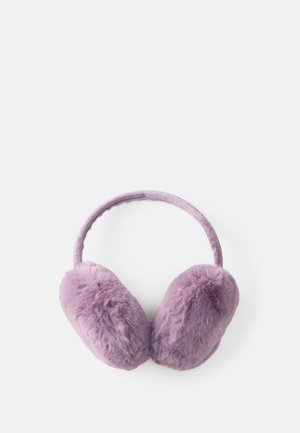Cuffie in finta pelliccia viola con una morbida texture pelosa e una sottile fascia rivestita in tessuto. Le coperture tonde per le orecchie offrono calore e comfort.