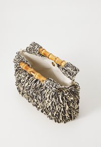 Borsa intrecciata nera e crema con manici in bambù, forma rettangolare, superficie texturizzata e design aperto.