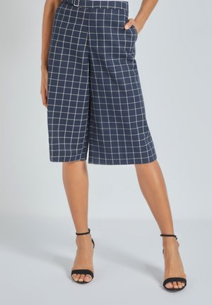 BERMUDA CON DE CUADROS - Shorts - azul marino