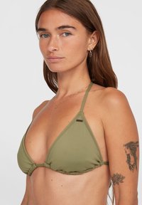 Zielonooliwkowy biustonosz bikini w kształcie trójkąta z cienkimi ramiączkami, marszczonym materiałem na środku i małą metką marki z boku. Gładka textura.