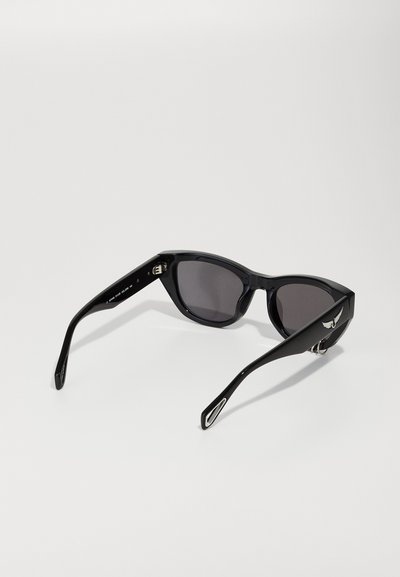 Occhiali da sole neri con lenti scure, design angolare e montatura in acetato elegante. Presentano dettagli argentati sulle astine e cerniere prominenti.