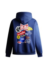 Sudadera con capucha azul marino hecha de algodón, que presenta múltiples parches y logotipos coloridos, incluyendo los diseños de "RBA" y "Red Bull Racing".