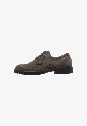 Chaussure en daim grise foncée pour homme avec lacets, à talon bas et semelle en caoutchouc noire, présentée en profil latéral sur fond blanc.