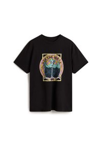 Camiseta de algodón negra con un diseño gráfico que presenta un esqueleto en un marco colorido, predominantemente púrpura y dorado. Mangas cortas y cuello redondo.