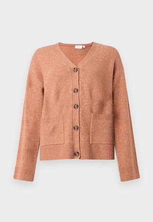 Lysebrun cardigan lavet af blødt stof, med V-hals, seks frontknapper, to påsyede lommer og ribbede manchetter og kant.