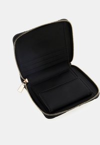 Portofel negru cu fermoar, dotat cu mai multe sloturi pentru carduri, textură netedă și accesorii din aur. Interiorul deschis evidențiază un design minimalist.