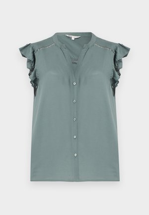 Αμάνικη ανοιχτό τιρκουάζ μπλούζα με κουμπιά μπροστά, βολάν στους ώμους και διακριτική δαντέλα κατά μήκος του άνω μέρους του στήθους και των ώμων.