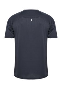 Ciemnoszara sportowa koszulka z krótkim rękawem, okrągłym dekoltem, widocznymi szwami i dwoma małymi białymi strzałkami w kształcie litery V umieszczonymi centralnie pod kołnierzem na plecach.