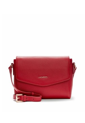 Bolso bandolera de cuero texturizado rojo con cierre de solapa y correa ajustable, con la marca Lazarotti en pequeñas letras doradas en la parte delantera.