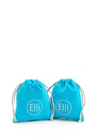 To grønne trækposer lavet af blødt stof, med hvide cirkulære logoer med "Elli by Julie & Grace" på forsiden.