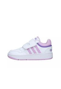 Sneaker bianco con accenti viola, dotata di una fascia in Velcro, tre strisce rosa sui lati e una linguetta in rete testurizzata. Design della suola piatta.