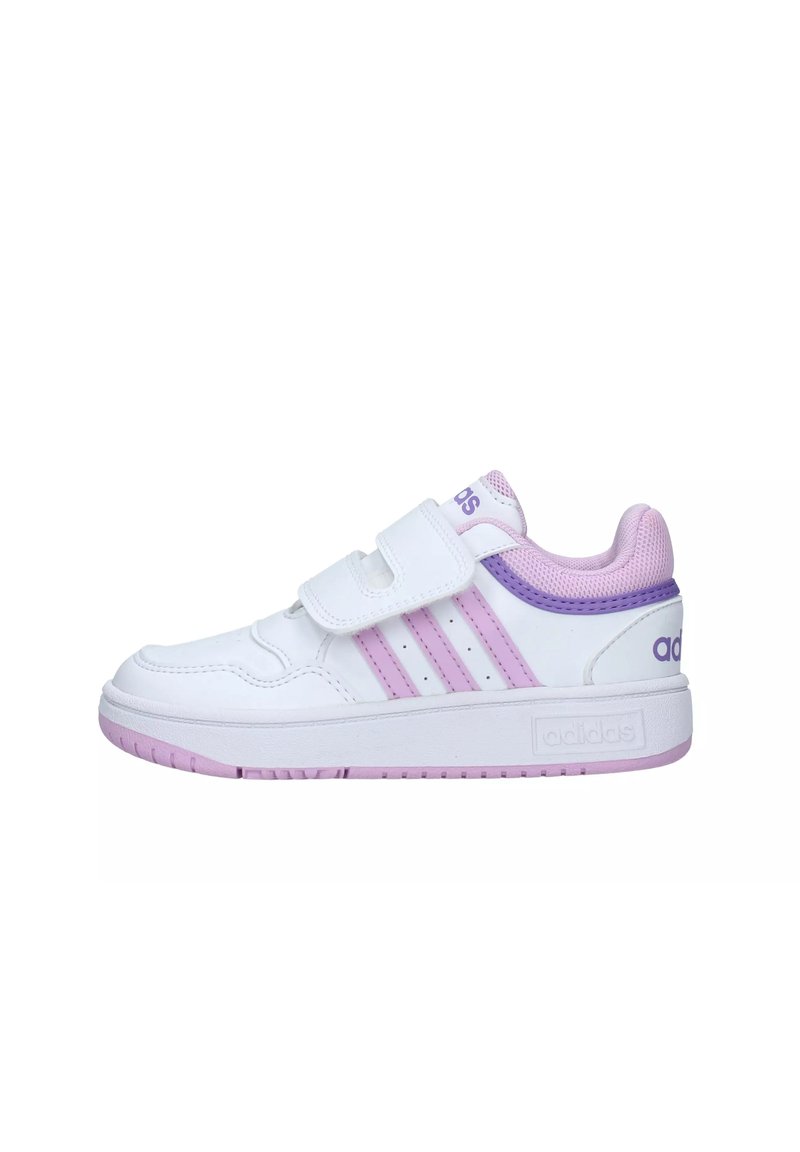 Sneaker bianco con accenti viola, dotata di una fascia in Velcro, tre strisce rosa sui lati e una linguetta in rete testurizzata. Design della suola piatta.
