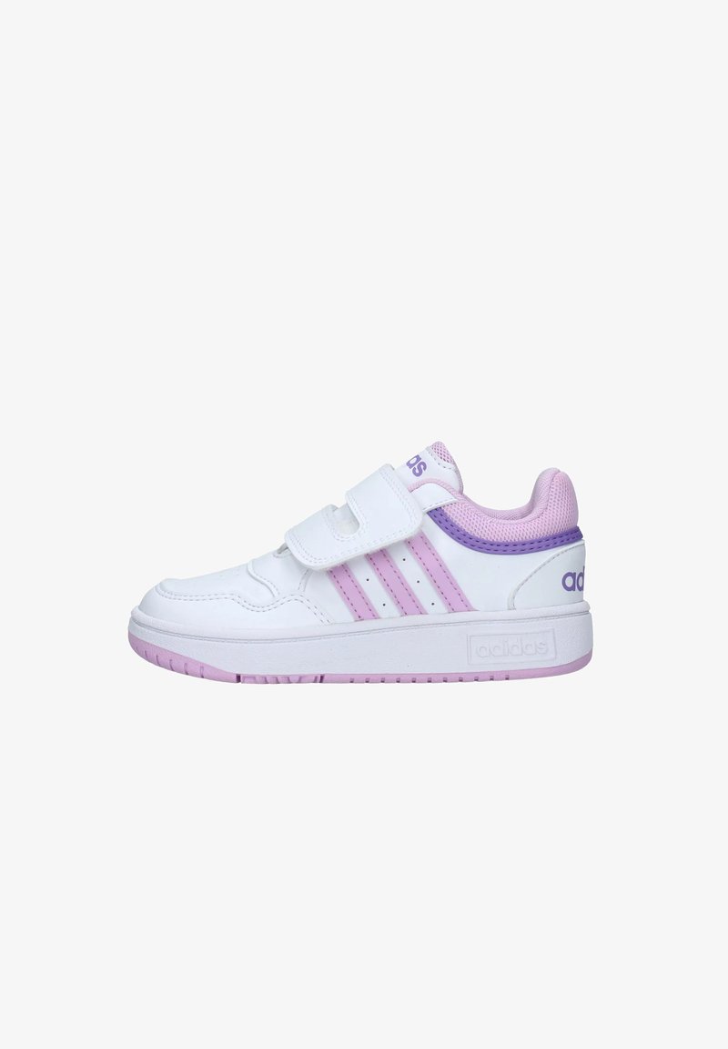 Sneaker bianco con accenti viola, dotata di una fascia in Velcro, tre strisce rosa sui lati e una linguetta in rete testurizzata. Design della suola piatta.