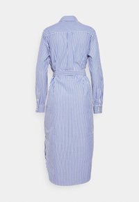 Vestido a rayas en azul y blanco, con mangas largas, un cinturón en la cintura y un collar entallado. La vista posterior muestra rayas verticales.