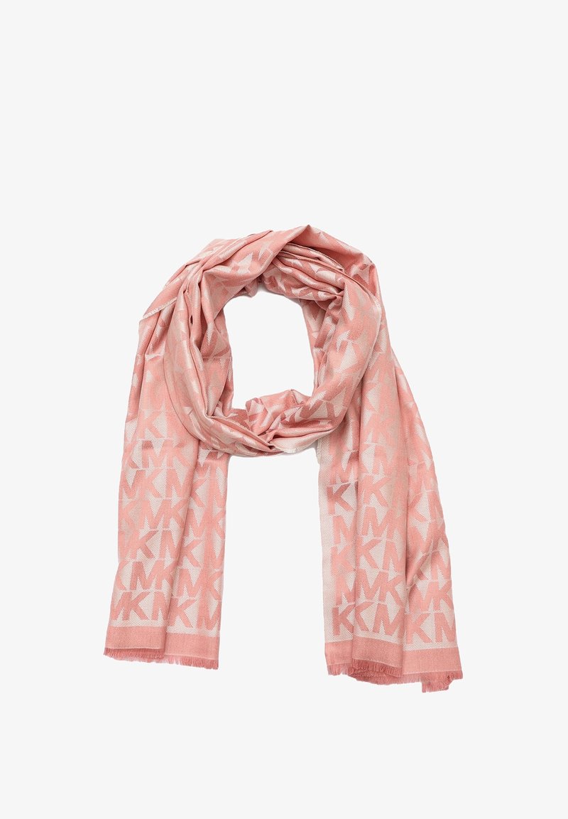 Écharpe rose pâle avec motif MK répété en blanc, en tissu doux, posée à plat avec des franges visibles sur fond blanc.