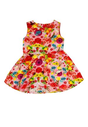 Florales Kleid mit rosa Grundfarbe, das verschiedene helle Blumen und Früchte zeigt. Ärmellos, an der Taille eng anliegend und mit ausgestelltem Rock.