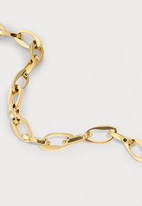 Colier din aur cu lănțișor format din legături ovale alungite cu un finisaj strălucitor, alternând cu legături rotunde, potrivit pentru diverse stiluri.