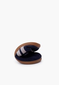 Chaussure de bébé pliée bleu marine et marron à semelle souple avec deux bandes réfléchissantes grises sur le côté, présentée sur fond blanc.